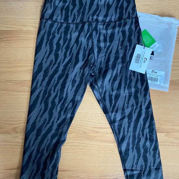 Gray Sketch Light n Tight Hi-Rise Capri 20" RC Size 8-10 (NWT) - Picture 1 of 5
